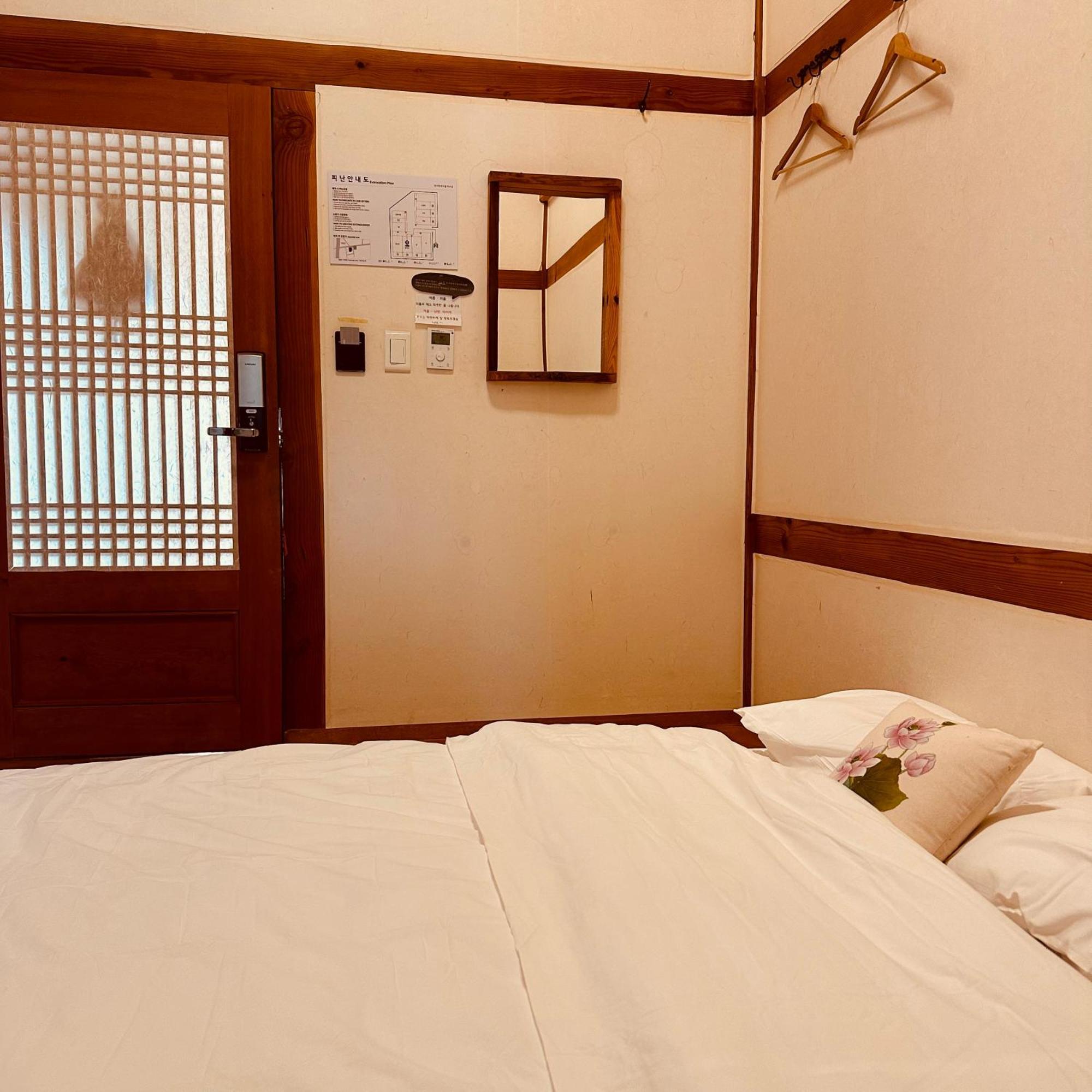 Jeonju Hanok Village Deoksugung Екстер'єр фото